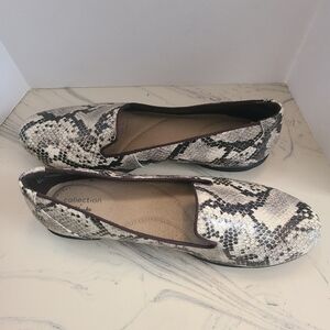 Clarks Collection Women Comfy, Stylish, Travel, Taupe Snake Loafers Sz 7M
